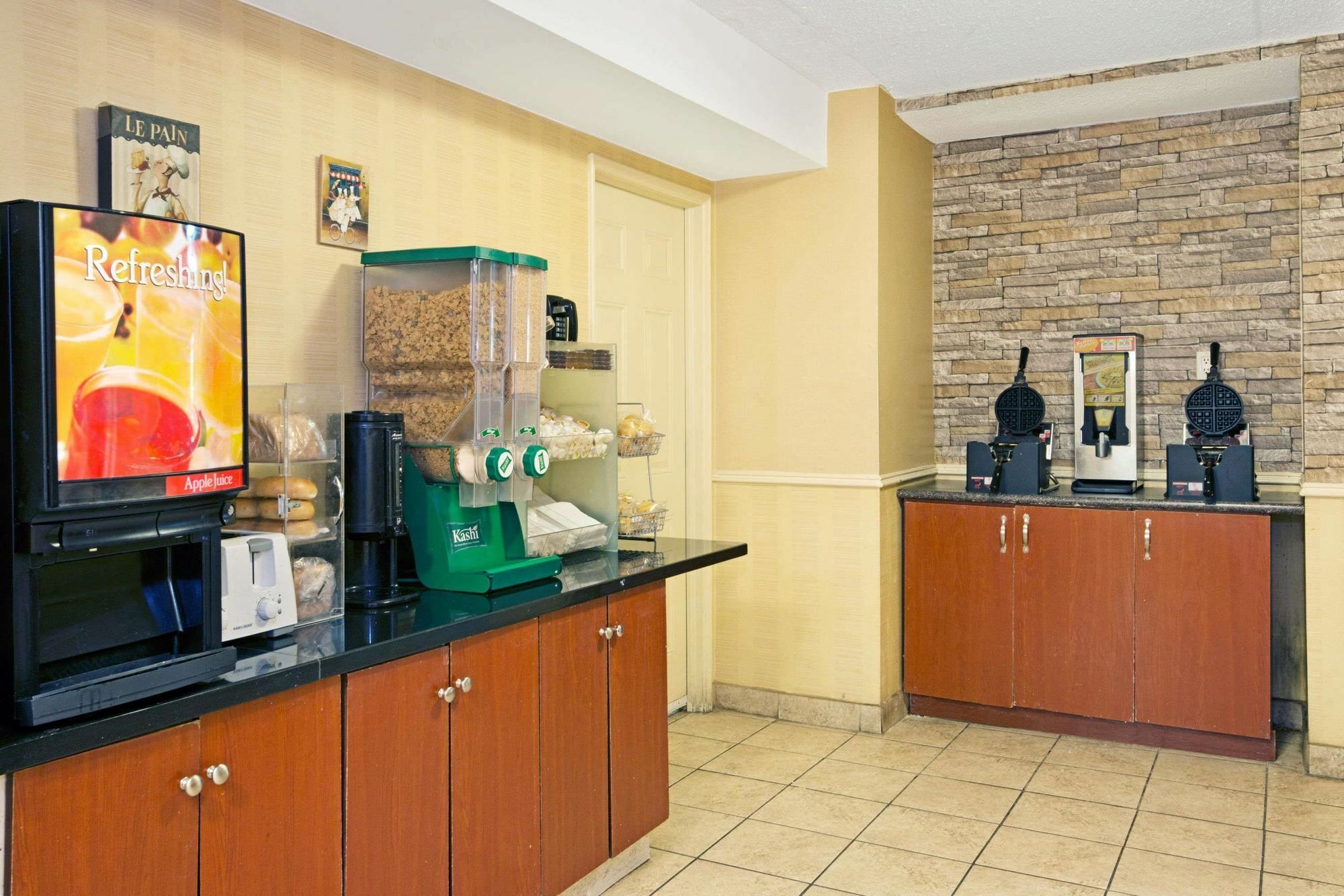 Knights Inn Toronto Scarborough 外观 照片